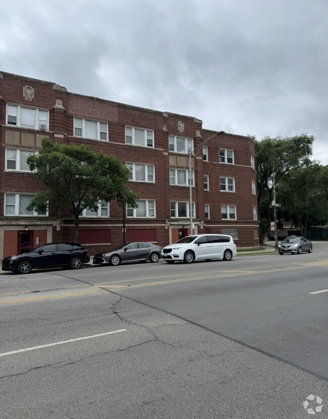 Building Photo - 7755 N Sheridan Rd