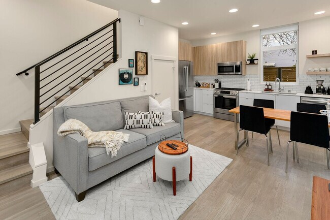 Building Photo - 319 Malden Ave E