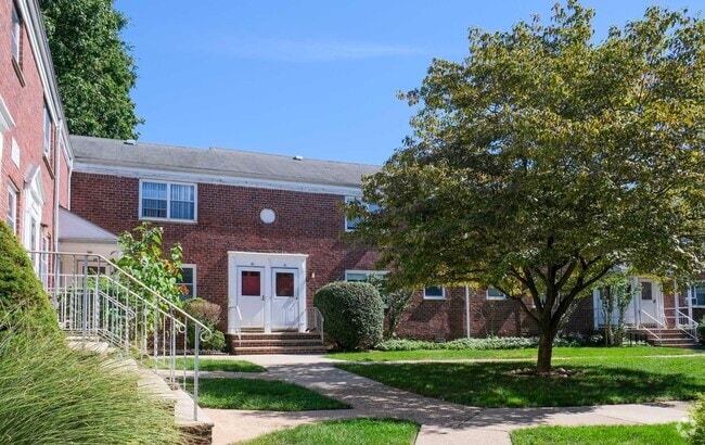 Building Photo - 480 Crestwood Ave