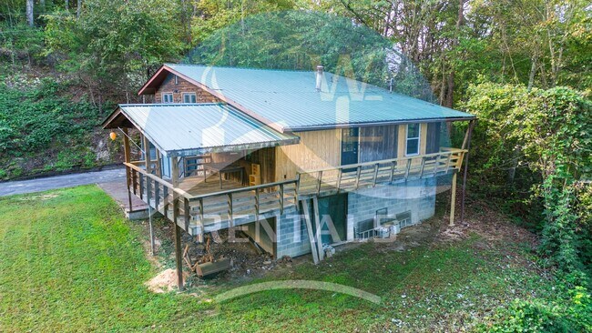 Foto del edificio - Beautifully remodeled 4 bedroom 2 bath home in Sylva available for year-long lease $2000 a month