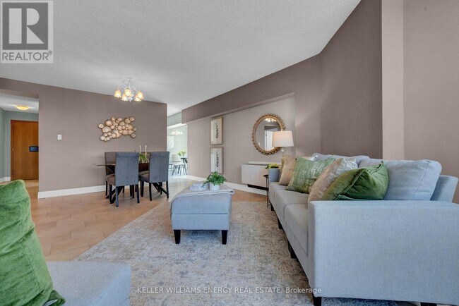 Building Photo - 80 Athol St E