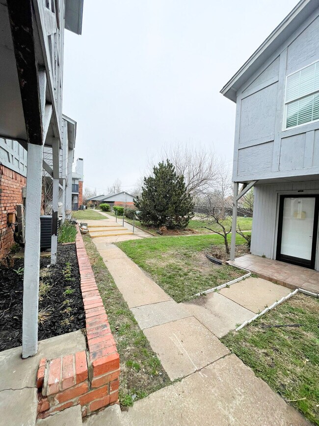 ENTRANCE VIEW - 2616 N Ann Arbor Ave