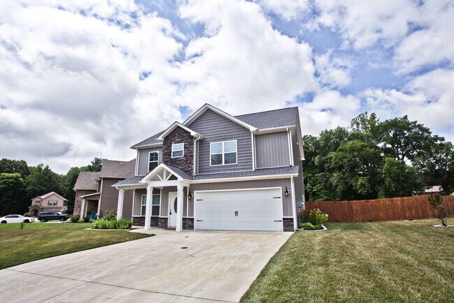 Foto del edificio - BEAUTIFUL MOVE IN READY HOME IN SANGO!