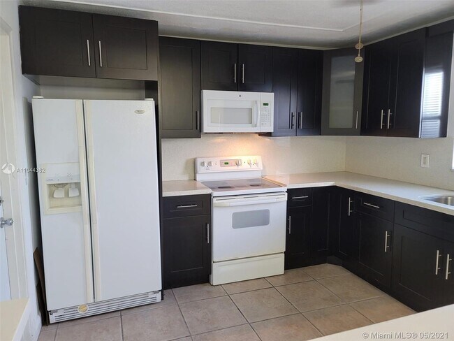 Building Photo - 300 S Luna Ct