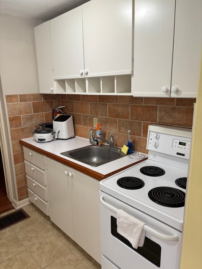 Building Photo - 304 Millard Av