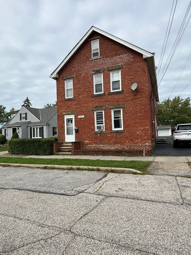 Building Photo - 20931 N Vine Ave
