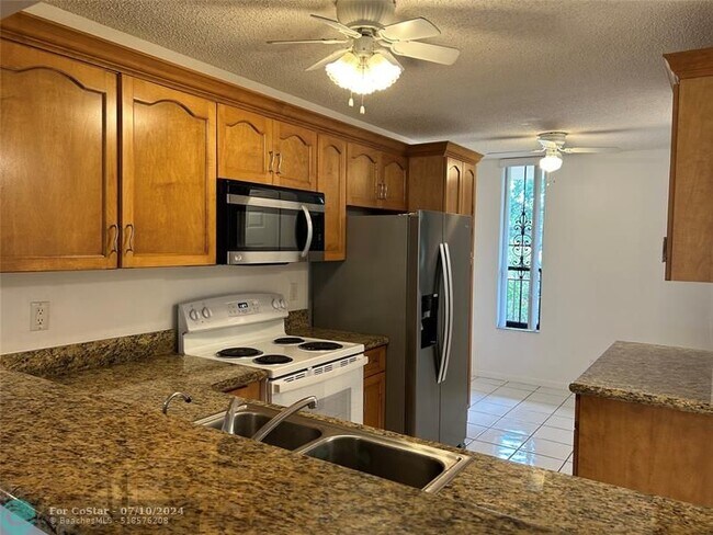 Foto del edificio - 6123 Coral Lake Dr