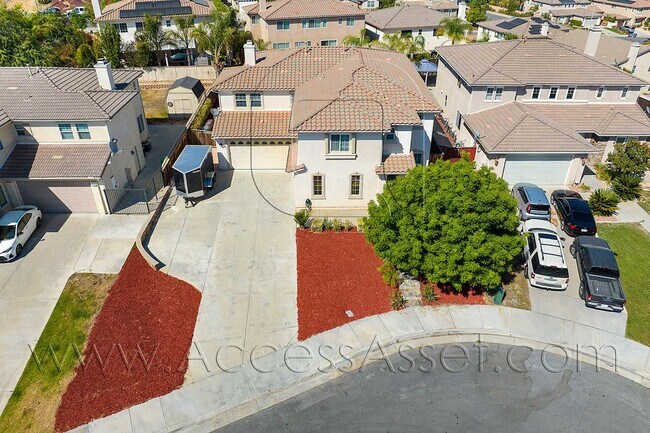 Foto del edificio - Gem Home with 6 Bed/4 Bath Home And A Huge...