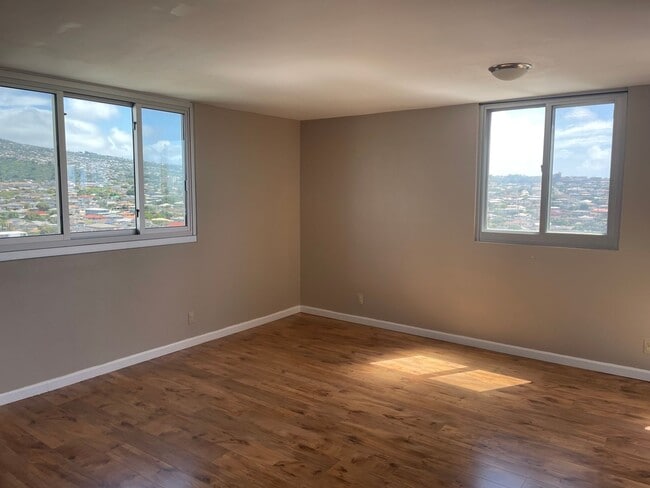 Building Photo - One Bedroom with Diamond Head Views Availa...