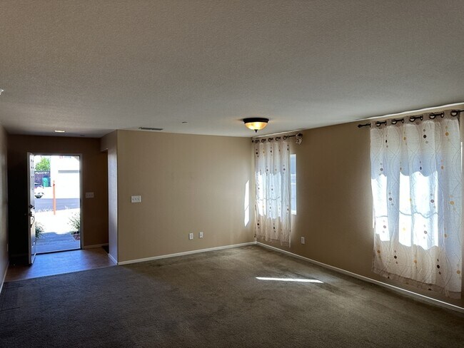 Foto del edificio - Stockton 4 Bedroom 2.5 Bathroom Home.