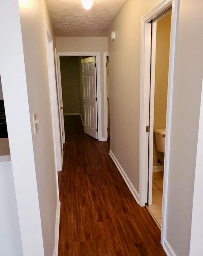 Building Photo - 2 Bedroom Off Richmond Road! ALL ELECTRIC!