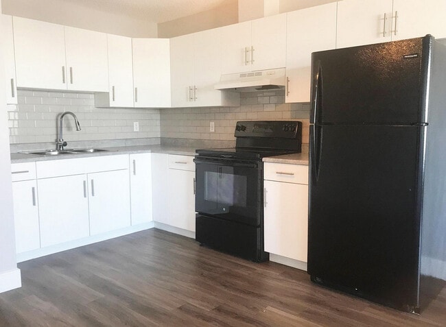 Building Photo - Hillview Estates