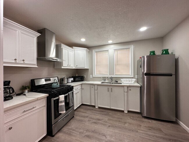 Foto del edificio - Furnished Rental, Large yard, Guest house