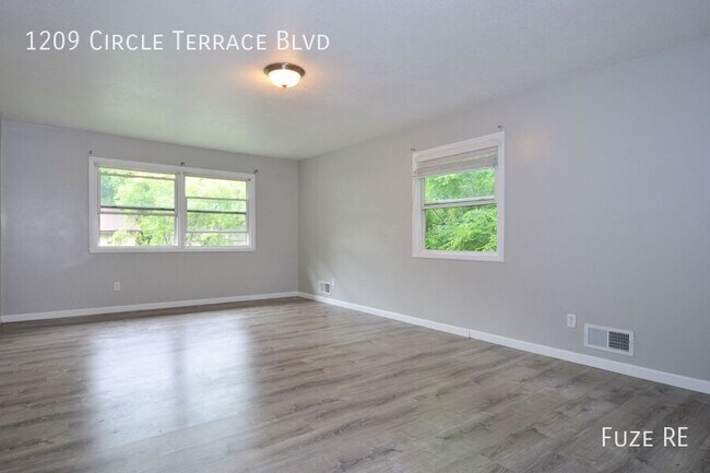 Foto del edificio - 1209 Circle Terrace Blvd NE