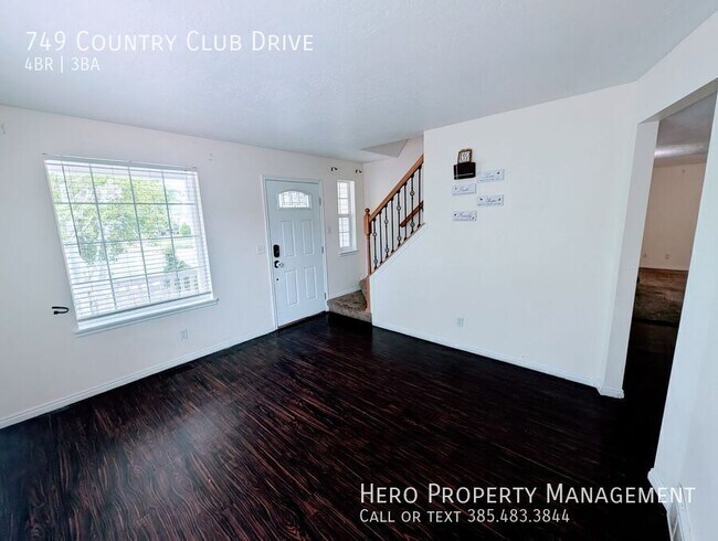 Foto del edificio - 749 Country Club Dr