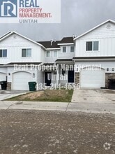 Building Photo - 420 E Red Fox Ln
