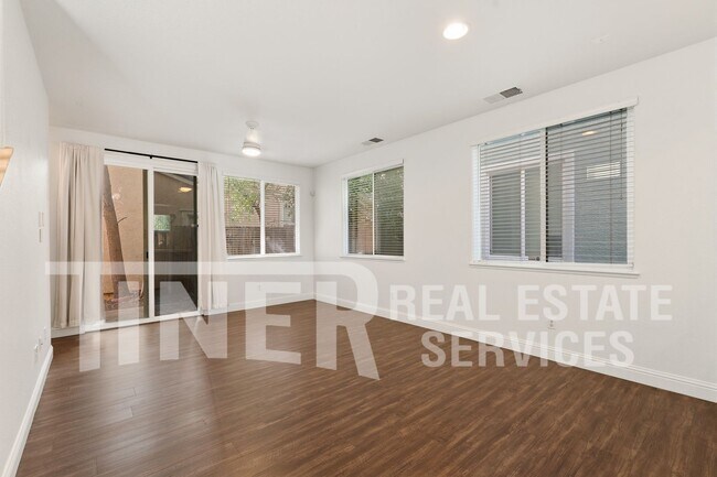 Foto del edificio - 3731 Tice Creek Way