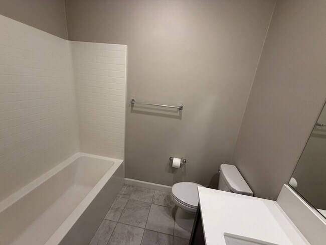 Foto del edificio - Spacious Chula Vista Home with Two-Car Garage, CommunityPool, Park, and Central Air