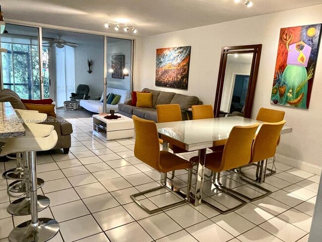 Building Photo - 1811 Sabal Palm Dr