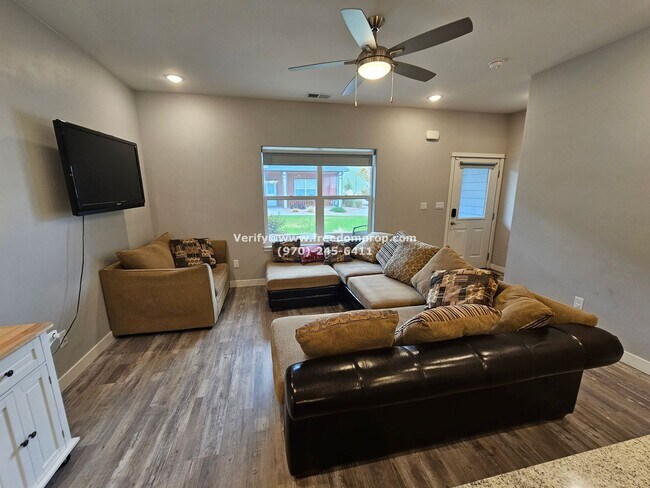 Foto del edificio - Beautiful Furnished 2bed 2.5 bath Townhome...
