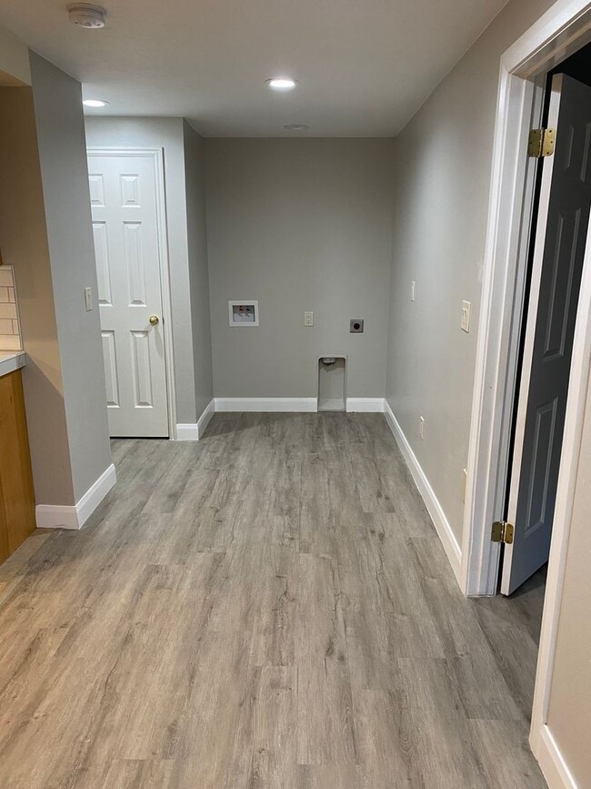 Building Photo - WONDERFUL 1 BEDROOM BASEMENT APARTMENT!!