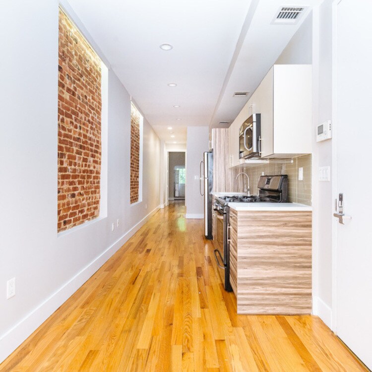 Primary Photo - 224 Schaefer St
