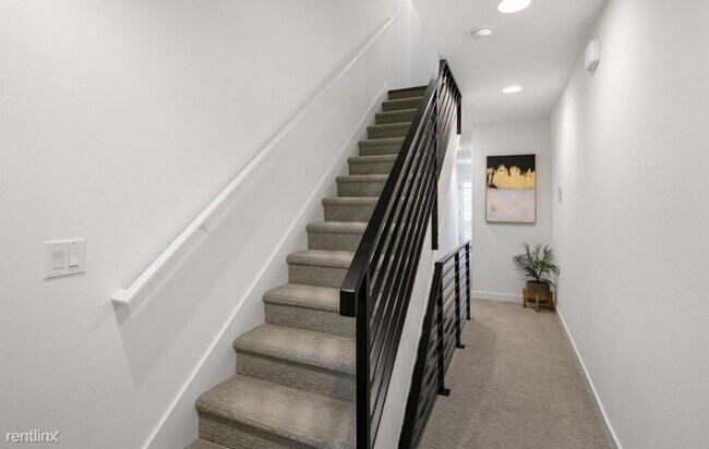 Building Photo - 4 br, 3.5 bath Townhome - 1310 Yakima Ave S