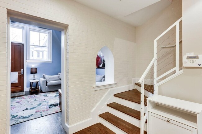 Building Photo - Elegant Lincoln Park Condo!