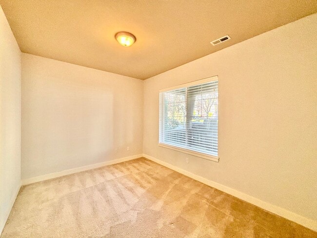 Building Photo - Stunning Issaquah Highlands View Home | 4 Bed + 3.5 Bath | Mountain Views & Prime Location