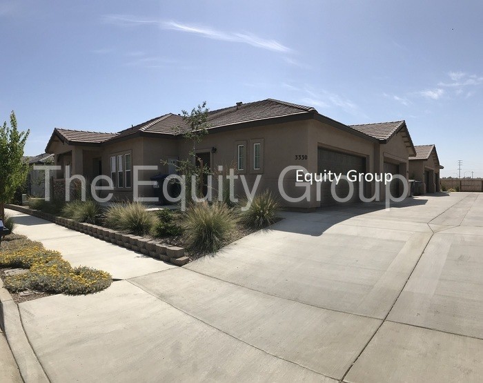 Primary Photo - Like new duplex! Middle unit available!