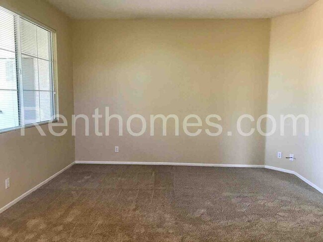Foto del edificio - 10728-242 Sabre Hill Drive