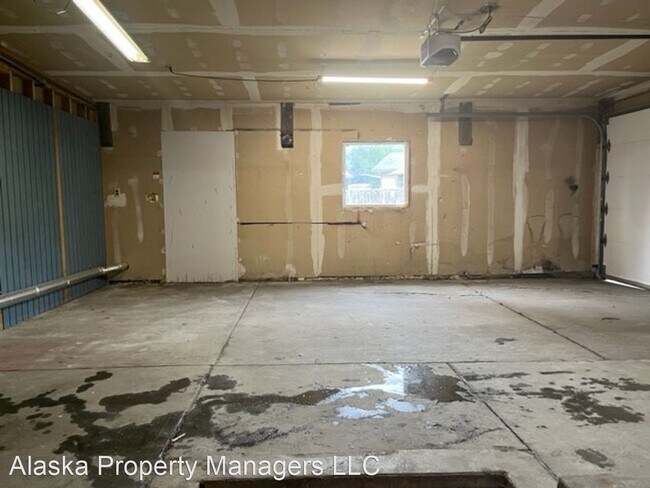 Building Photo - 4 br, 2 bath House - 6413 E 14th Ct Unit B