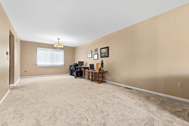 Building Photo - 6710 Westpointe Dr