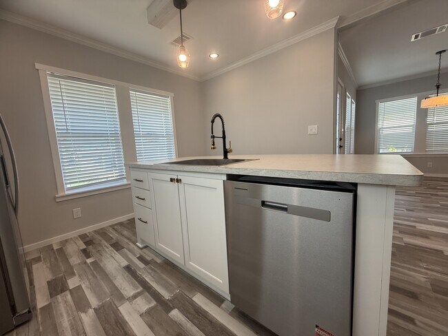 Foto del edificio - 5715 Camelford Dr