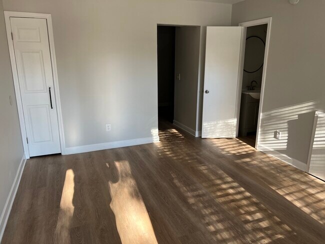 Building Photo - Townhouse in Historic Earlewood!