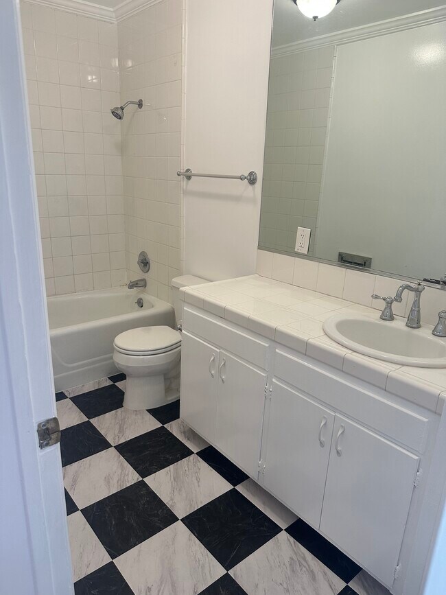 Baño - 933 W Huntington Dr