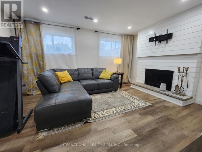 Photo du bâtiment - 435 Hansen Rd N