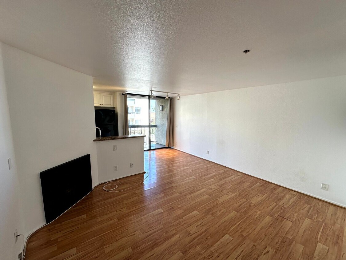 Primary Photo - Fantastic 1 bed and 1 Bath with balcony an...