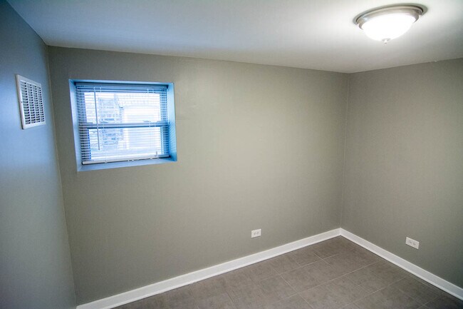 Building Photo - 1016 W Dakin St