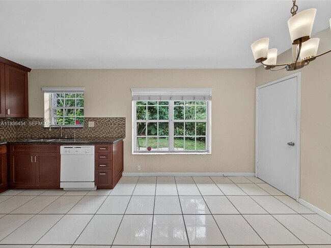 Building Photo - 1412 NE 14th Pl