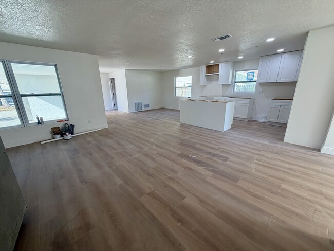 Building Photo - 725 Merrimac Dr