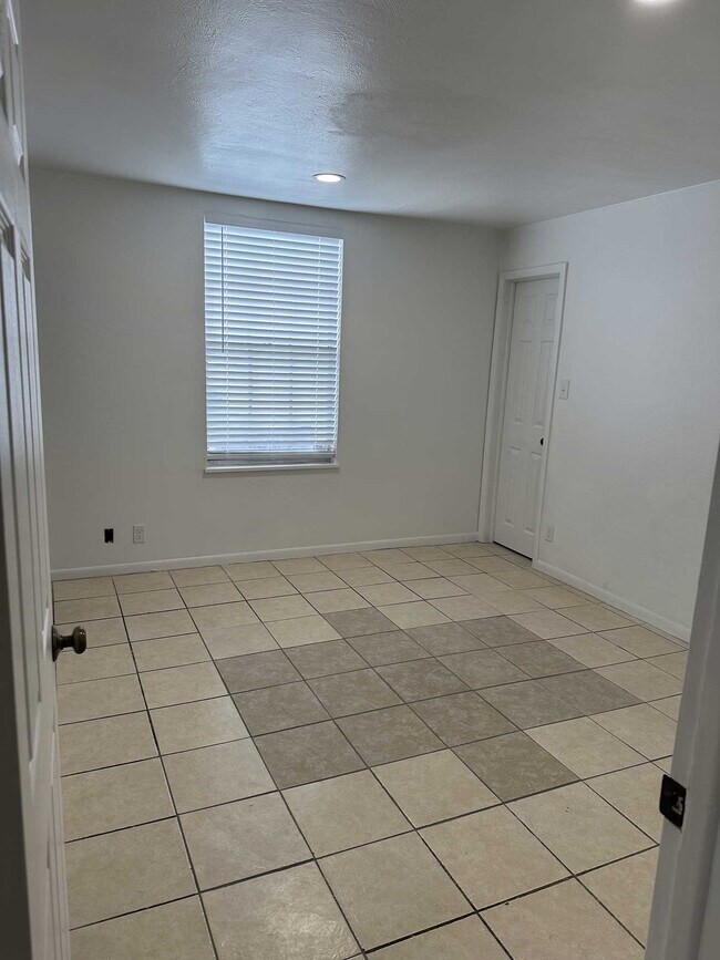 Foto del edificio - 3105 N Mitchell Ave