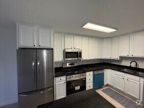 Building Photo - 110 N Lakeside Dr