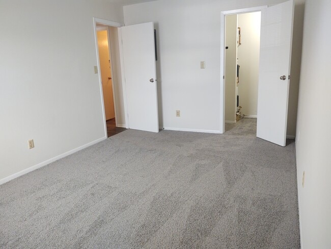Building Photo - Kingsgate Village