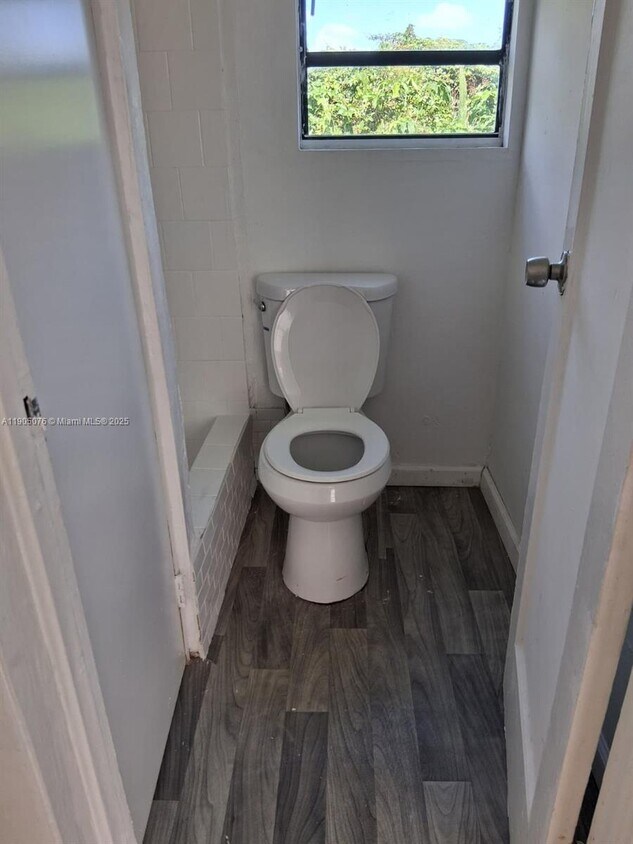 Foto del edificio - 2549 NE 190th St