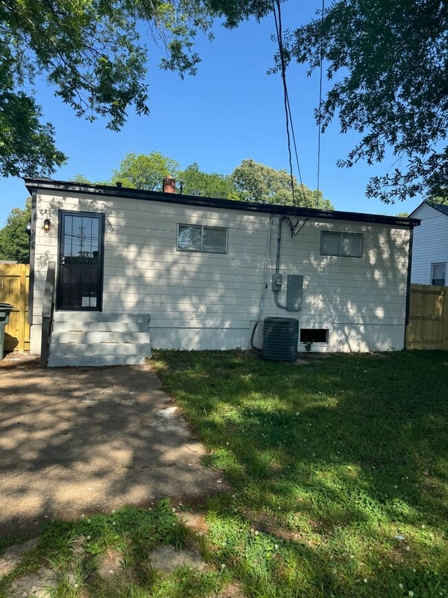 Building Photo - 297 Eastview St