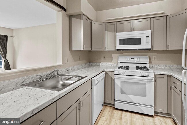 Building Photo - 6416 Bayberry Ct