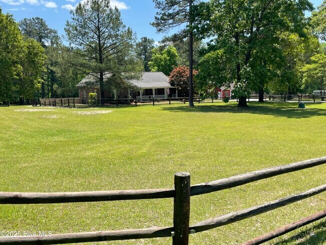 Foto del edificio - 358 Yadkin Run Ln