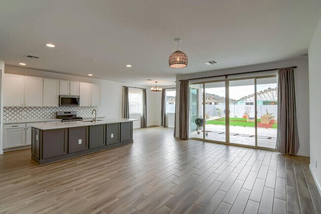 Building Photo - Laveen Home