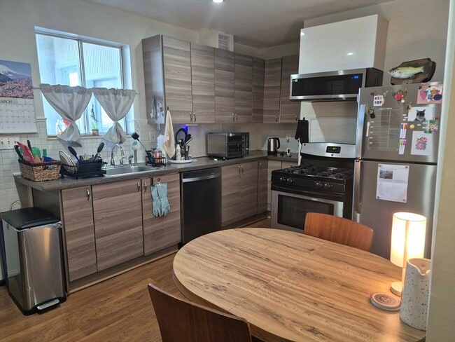 Building Photo - 4499-4501-4501 Washington St